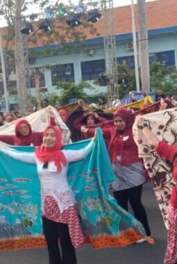 Ning Marisa Apresiasi Rekor Dunia 2.705 Penari Batik in Motion di Kota Probolinggo