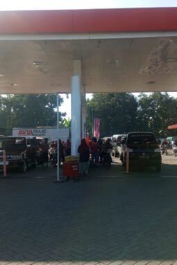SPBU tanggul 54.681.08.antrian mengular ke bahu jalan provinsi isu kenaikan BBM jadi pemicu stok di pastikan aman