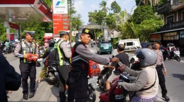 Wujud Polisi Bersama Masyarakat, Polres Bangli Bagikan Air Mineral Kepada Masyarakat Di SPBU