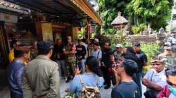Satpol PP Bangli Tertibkan Bangunan Kanopi Dan Tembok Di Jalan Usaha Tani Tegalalang