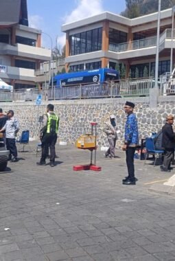Sebelum Bawa Turis ke Bromo, Kondisi Jip Diperiksa Polisi di Seruni Point