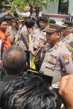 Aspirasi AMPP di PN Kraksaan Berlanjut ke Ruang Audiensi, Polisi Pastikan Aksi Tetap Kondusif