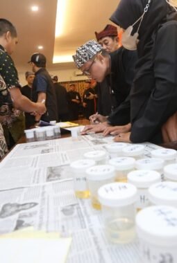 Pejabat Banyuwangi Jalani Tes Urine dan Tandatangani Pakta Integritas Bebas Narkoba