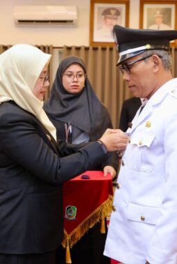 Bupati Ipuk Lantik Kades Setail, Jainu Ahmadi
