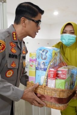 Kapolresta Banyuwangi Jenguk Bayi Kalibaru, Pastikan Perawatan dan Masa Depannya Terlindungi