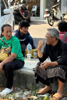 Di Tengah Antrean BBM, Perumda dan OPD Pemkot Denpasar Serentak Bagikan Ratusan Nasi Bungkus