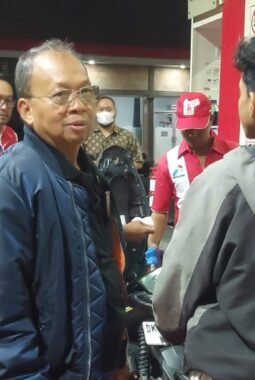 Gubernur Koster Kawal Distribusi BBM hingga Dini Hari, Dengarkan Keluhan Warga