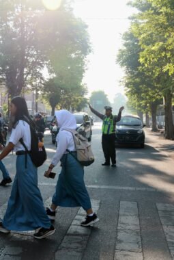 Padatnya arus kendaraan di Depan SMA 1 Jember Kapolres Jember AKBP Alaiddin,S.H.,S.I.K.,M.H.,pengguna jalan lebih disiplin dan berlalu lintas