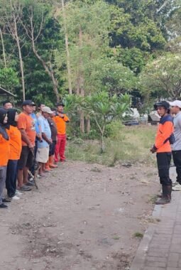 Peduli Lingkungan dan Mitigasi Bencana, Rumah Zakat Probolinggo Bersama Destana Mangunharjo Bersihkan TPU Sumber Arum