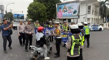 Kasat Lantas Polres Jember Pimpin Langsung Himbauan Tertib Lalu Lintas di Jl. A. Yani