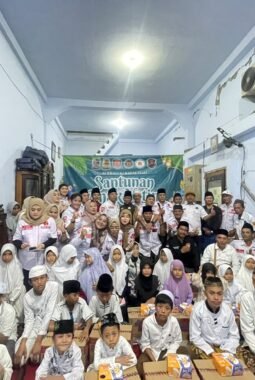Penyerahan Santunan Anak Yatim Piatu, MADAS Madura Asli Daerah Anak Serumpun DPAC Asemrowo: Membangun Harapan, Menjaga Kebersamaan