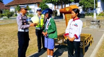 Peduli Keselamatan, Satlantas Polres Bangli Bagikan Helm SNI Kepada Guru Dan Pelajar SMK Negeri 1 Tembuku