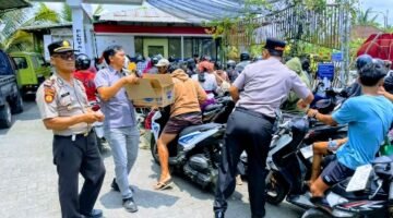Polres Gianyar Bersama Jajaran Polsek Amankan Antrean BBM, Bagikan Air Mineral kepada Masyarakat