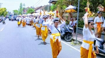 Babinsa Bersama Bhabinkamtibmas Dan Pecalang Kawal Prosesi Ngasti/Nyekah Di Blahbatuh
