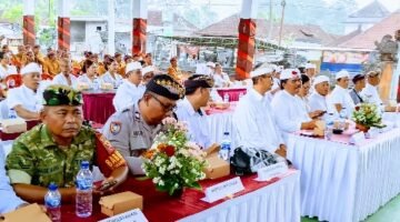 Pengukuhan Bendesa Adat Mantring Berlangsung Khidmat, Babinsa Hadir Dukung Kegiatan Adat