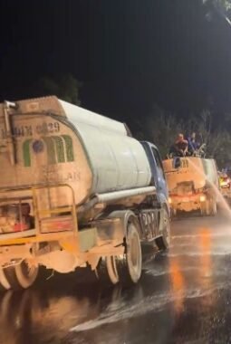 Antisipasi Kecelakaan, Satlantas Polres Bangkalan Bersama Instansi Terkait Tangani Tumpahan Air Garam di Jalan Raya