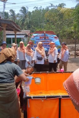 Warga Desa Tegalsono Jalan 2 KM Cari Air Bersih, DWP BPBD Probolinggo Salurkan Bantuan 11.000 Liter