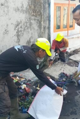 Gotku Resik di Kebonsari Wetan, BPBD-TNI dan Warga Bergerak Bersihkan Saluran Air